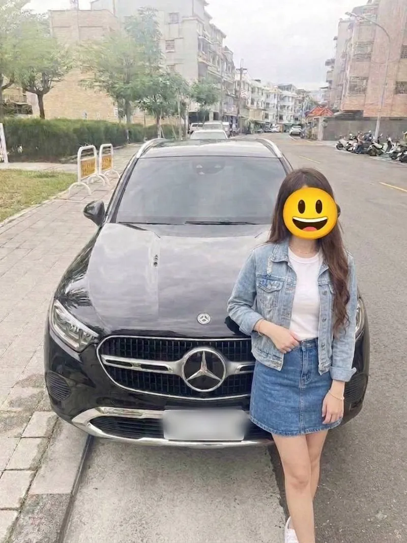 學員與賓士 GLC300 的交車紀錄