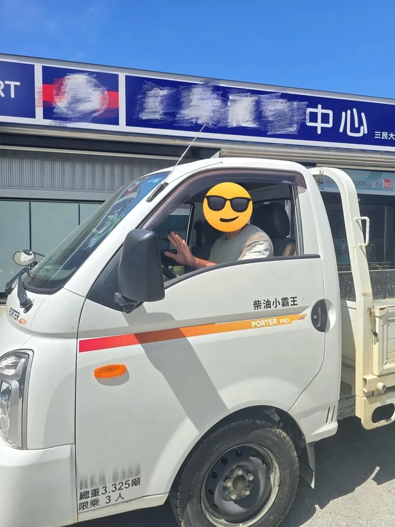 學員與 Hyundai Porter 小貨車的交車紀錄