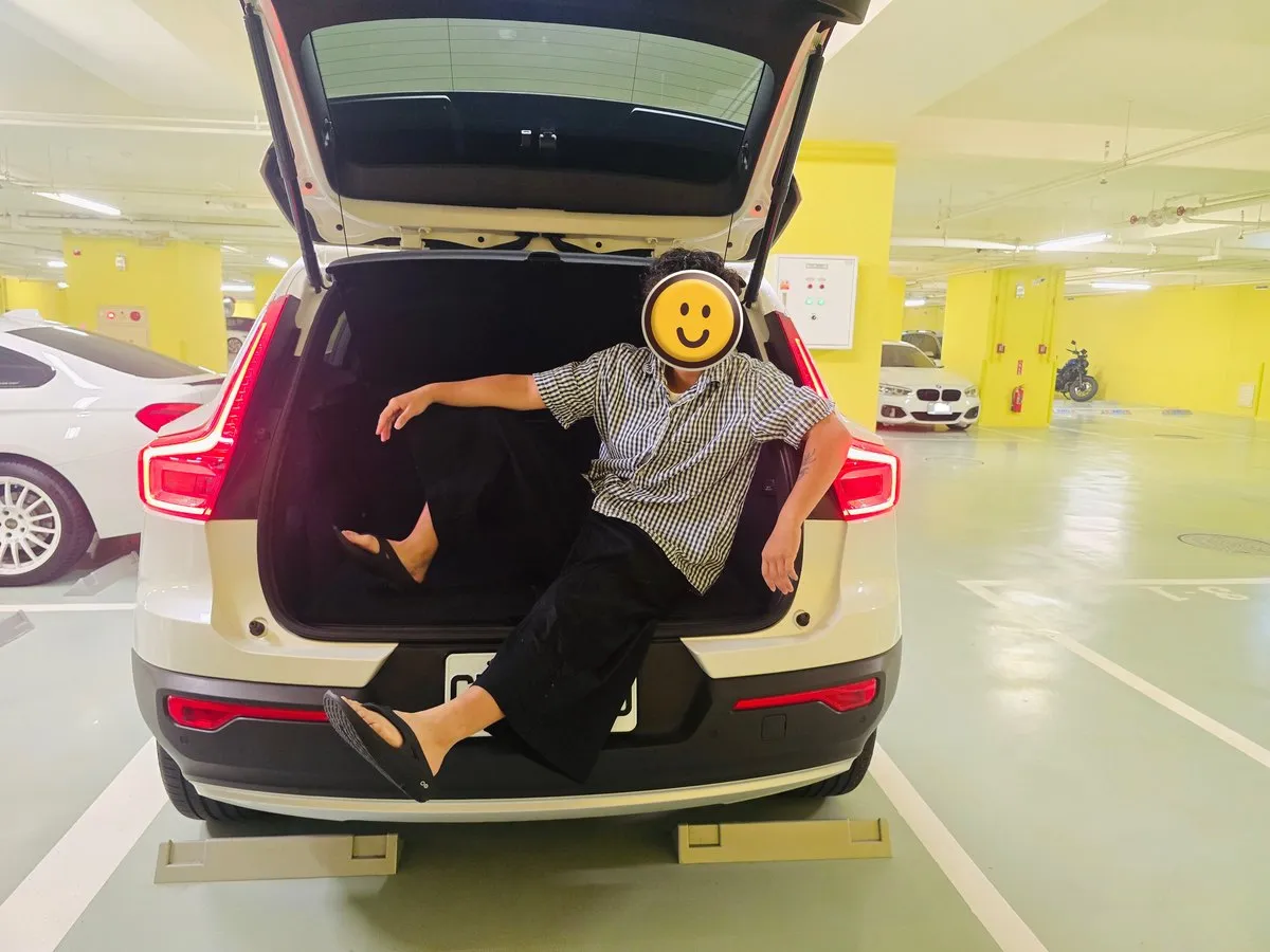 學員坐在 Volvo XC40 後車廂的交車紀錄